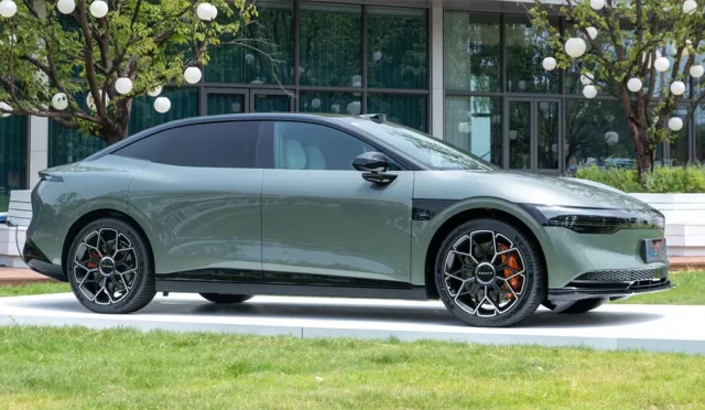 Dünyanın En Hızlı Şarj Olan Otomobili- 2025 Zeekr 007 Sedan