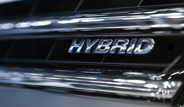 Geleceğin Teknolojisi Mi? Hibrit Otomobillerin Sunduğu Avantajlar